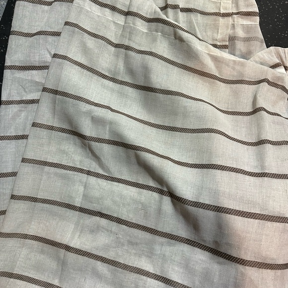 Curtain - Picture 2 of 3